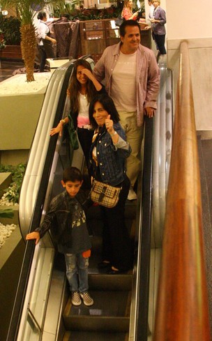 Glória Pires com o marido Orlando Moraes e os filhos Ana e Bento em shopping carioca (Foto: Daniel Delmiro/ Ag. News)