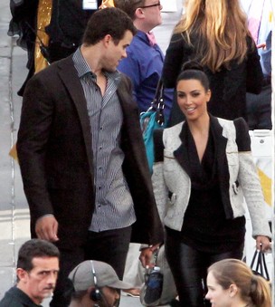 Kim Kardashian e o marido, Kris Humphries, em Hollywood (Foto: X17/Agência)