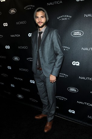 De aliança no dedo, Ashton Kutcher vai à festa da revista ‘GQ’ em Nova York, nos Estados Unidos (Foto: Getty Images/ Agência)