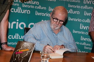Jô Soares autografando seu novo livro, em São Paulo (Foto: Manuela Scarpa / Photo Rio News)