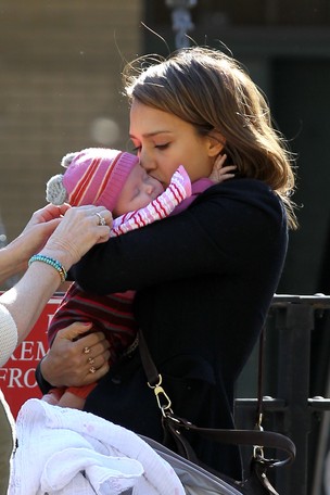 Jessica Alba com a filha recém-nascida Haven em um parque de Nova York, nos Estados Unidos (Foto: Brainpix/ Agência)
