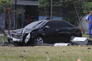 Carro do ator Maurício Mattar após acidente (Foto: Ag.News/Delson Silva)