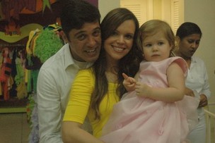 Viviane Victorette com o marido, Diego Suassuna, e filha, Júlia (Foto: Divulgação)