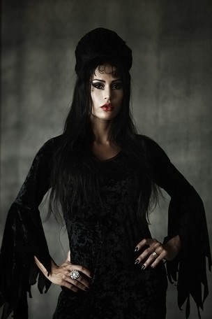 Gracyanne Barbosa posa par ao EGO inspirada em Elvira (Foto: Marcos Serra Lima/EGO)