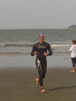 O ex-bbb Ralf em prova de triathlon, em Santos (SP) (Foto: Hélcio Renato / Divulgação)