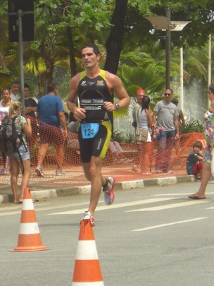 O ex-bbb Ralf em prova de triathlon, em Santos (SP) (Foto: Hélcio Renato / Divulgação)
