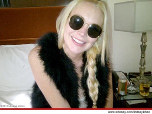 Lindsay Lohan mostra sorriso branquinho (Foto: Reprodução / Twitter)