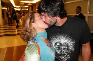 Cissa Guimarães ganha beijo do namorado após sessão de ‘Doidas e Santas’ no Rio (Foto: Raphael Camacho/ Divulgação)