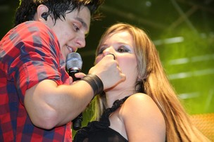 Luan Santana dá bombom na boca de fã durante show em Nova Iguaçu, no Rio (Foto: Dudu Fotógrafo/ Divulgação)