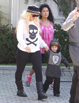 Christina Aguilera busca o filho Max na escola em Los Angeles, nos Estados Unidos (Foto: X17/ Agência)
