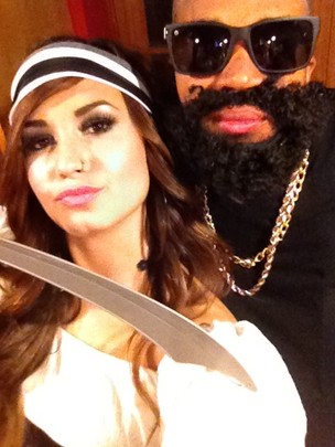 Demi Lovato curte festa de Halloween vestida de pirata