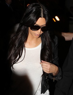 Kim Kardashian sem aliança no aeroporto internacional de Los Angeles, nos Estados Unidos (Foto: X17/ Agência)