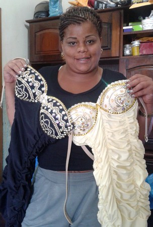 Tati Quebra-Barraco experimenta roupas feitas para rainhas e musas do carnaval no Rio (Foto: Daniel Pinheiro/ Divulgação)