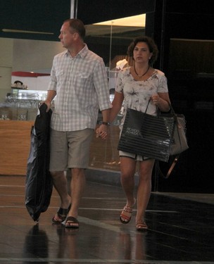 O técnico Mano Menezes e a mulher no Fashion Mall, no Rio (Foto: Daniel Delmiro / Ag. News)