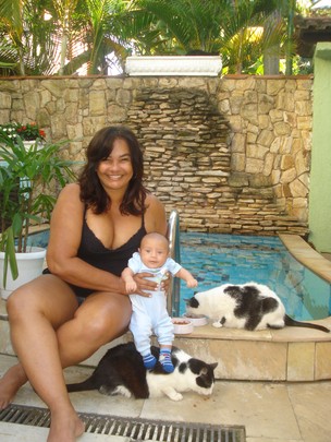 Solange Couto com o filho e os gatos (Foto: Divulgação)