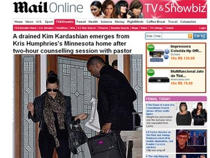 Kim Kardashian deixa a casa do ex-marido em Minnesota (Foto: Reprodução/Daily Mail)