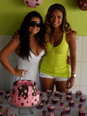 Marta Love e Jaqueline Faria, no aniversário da ex-BBB (Foto: Savanan Almeida / Divulgação)