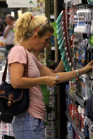 Paula Toller faz compras num supermercado no Leblon, RJ (Foto: Daniel Delmiro / AgNews)