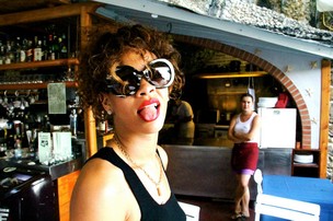 Rihanna durante suas férias em agosto de 2011 (Foto: Facebook/ Reprodução)