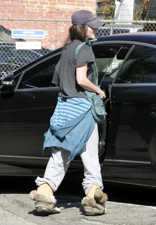 Megan Fox passeia com visual despojado em Hollywood (Foto: Brainpix)