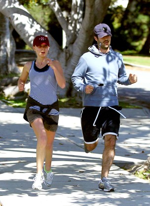 Natalie Portman corre com o marido, Benjamin Millepied, na Califórnia (Foto: Grosby Group)