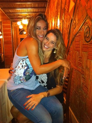 Ex-BBB Mayra Cardi e Dany Babaninha em restaurante no Rio (Foto: Divulgação)