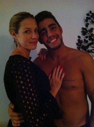 Luana Piovani e Pedro Scooby com tatuagem em homenagem ao filho (Foto: Reprodução/ Twitter)