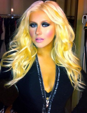 Christina Aguilera aparece com roupa decotada em foto postada por ela no Twitter (Foto: Twitter/ Reprodução)