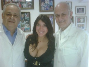 Priscila Pires entre seus médicos, Dr. Ricardo Ayres e o Dr. Danilo Lucca (Foto: Reprodução/ Twitter)