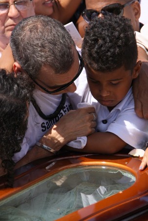 Carlinhos de Jesus no enterro do filho Dudu (Foto: Photo Rio News)