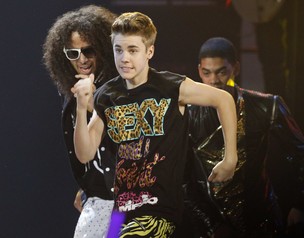 Justin Bieber dança na apresentação do grupo LMFAO no American Music Awards (Foto: Reuters/ Agência)