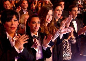 Família Kardashian na plateia do Dancing With the Stars (Foto: Reprodução)