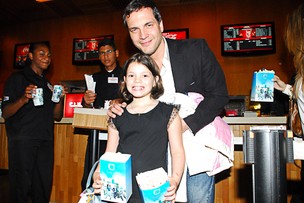 Daniel Boaventura com a filha em cinema em São Paulo (Foto: Rafael Jota/ Ag. News)