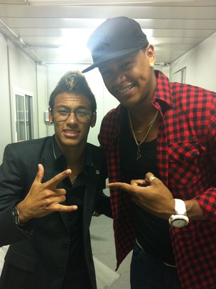 Léo Santana e Neymar posam juntos nos bastidores (Foto: Divulgação / Divulgação)