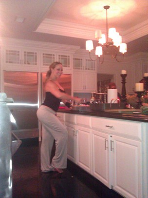 Mariah Carey cozinha jantar de Ação de Graças e marido posta foto no Twitter (Foto: Twitter/Reprodução)