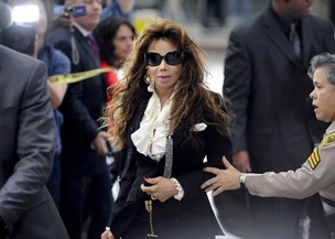 La Toya Jackson, ao chegar ao tribunal (Foto: Reuters)