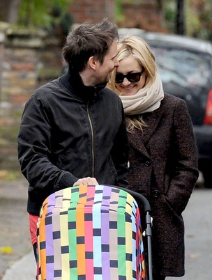 Kate Hudson passeia com o marido e o filho em Londres (Foto: Brainpix)