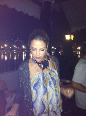 Luana Piovani ataca como DJ na festa da série "A Mulher Invisível" (Foto: Reprodução / Twitter)