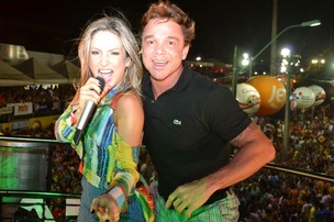 Claudia Leitte cantando com Netinho (Foto: Felipe Souto Maior/Divulgação)