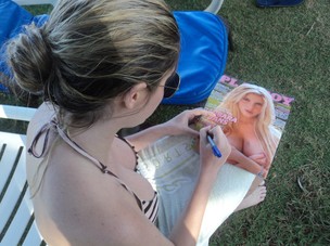 Bárbara Evans autografa exemplar de sua 'Playboy' em Natal (Foto: Twitter/ Reprodução)