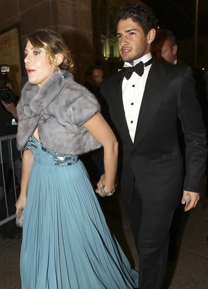 Alexandre Pato vai ao teatro com Barbara Berlusconi em Milão, na Itália (Foto: Getty Images/ Agência)