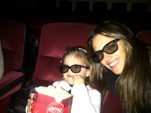 Alessandra Ambrósio e a filha Anja vão ao cinema (Foto: Twitter/ Reprodução)