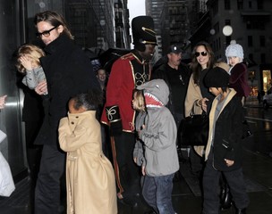 Brad Pitt e Angelina Jolie levam os filhos a loja de doces em Nova York (Foto: Grosby Group)