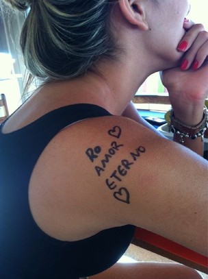 Ex-BBB Adriana faz tatuagem fake para Rodrigão (Foto: Twitter/Reprodução)