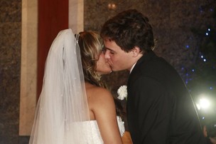 O beijo dos noivos (Foto: Isac Luz / EGO)