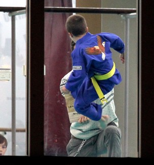 David Beckham ajuda filho caçula, Cruz, em aula de karatê (Foto: X17/Agência)