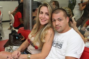 Joana Machado e o noivo, Juninho, no salão de beleza (Foto: Anderson Borde / AgNews)