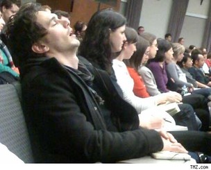 James Franco dorme durante aula na Universidade de Columbia, nos Estados Unidos (Foto: Reprodução)