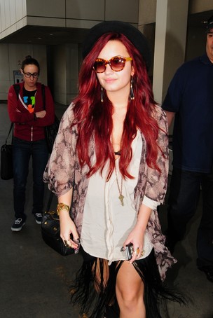 Demi Lovato aparece de visual novo em aeroposto de Los Angeles, nos Estados Unidos (Foto: Brainpix/ Agência)