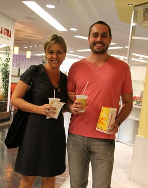 Giulia Gam vai ao cinema com o namorado Stephen Bocskay no Rio (Foto: Daniel Delmiro/ Ag. News)